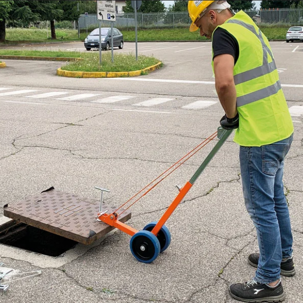 ITALIFTERS APS80 τροχοφόρος ανυψωτικός μοχλός καλυμμάτων φρεατίων 600 kg, εργονομικός, ασφαλής λειτουργία ITALIFTERS APS80 φορητός ανυψωτικός μοχλός καλυμμάτων φρεατίων, ανυψωτική ικανότητα 600 kg, ελαφρύς, συμπαγής