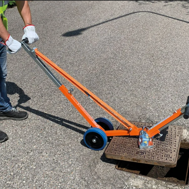 ITALIFTERS APS80 τροχοφόρος ανυψωτικός μοχλός καλυμμάτων φρεατίων 600 kg, εργονομικός, ασφαλής λειτουργία ITALIFTERS APS80 φορητός ανυψωτικός μοχλός καλυμμάτων φρεατίων, ανυψωτική ικανότητα 600 kg, ελαφρύς, συμπαγής