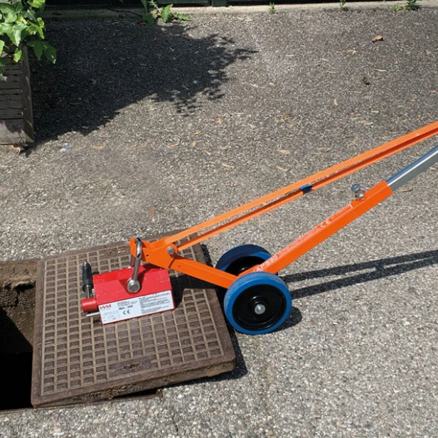 ITALIFTERS APS80 τροχοφόρος ανυψωτικός μοχλός καλυμμάτων φρεατίων 600 kg, εργονομικός, ασφαλής λειτουργία ITALIFTERS APS80 φορητός ανυψωτικός μοχλός καλυμμάτων φρεατίων, ανυψωτική ικανότητα 600 kg, ελαφρύς, συμπαγής