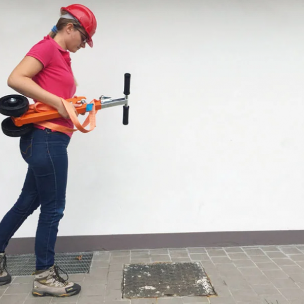 ITALIFTERS APS80 τροχοφόρος ανυψωτικός μοχλός καλυμμάτων φρεατίων 600 kg, εργονομικός, ασφαλής λειτουργία ITALIFTERS APS80 φορητός ανυψωτικός μοχλός καλυμμάτων φρεατίων, ανυψωτική ικανότητα 600 kg, ελαφρύς, συμπαγής