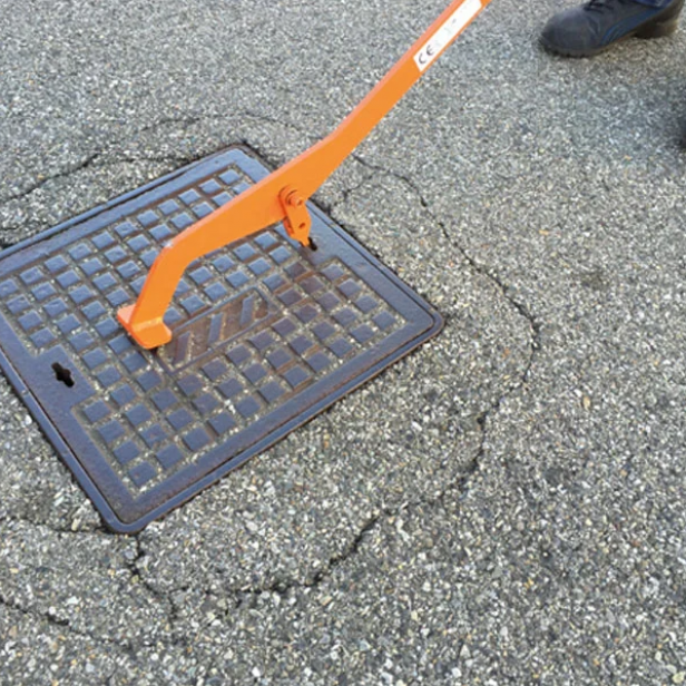 ITALIFTERS LB2 lifting tool ITALIFTERS LB2 tool in use LB2 ITALIFTERS for manhole cover lifting