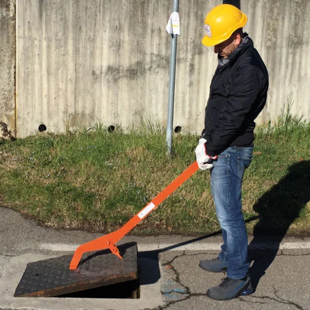 ITALIFTERS LB2 lifting tool ITALIFTERS LB2 tool in use LB2 ITALIFTERS for manhole cover lifting