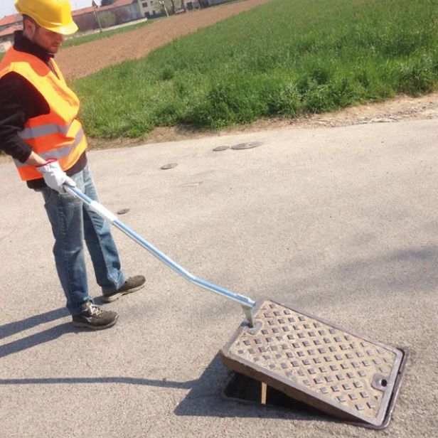 ITALIFTERS LB4 εργαλείο ανύψωσης Εργαλείο ανύψωσης ITALIFTERS LB4 σε χρήση LB4 ITALIFTERS για ανύψωση καπακιών φρεατίων