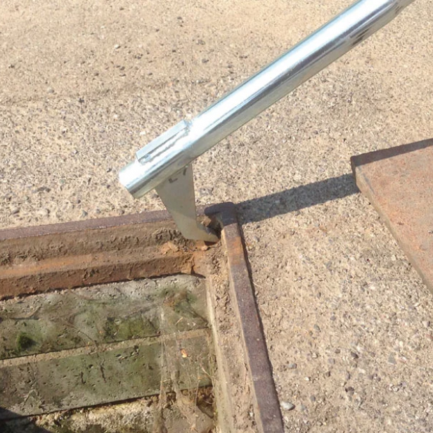 ITALIFTERS LB4 lifting tool ITALIFTERS LB4 tool in use LB4 ITALIFTERS for manhole cover lifting
