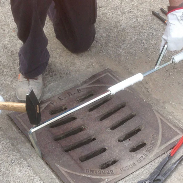 ITALIFTERS LB7 εργαλείο ανύψωσης Εργαλείο ανύψωσης ITALIFTERS LB7 σε χρήση LB7 ITALIFTERS για ανύψωση καπακιών φρεατίων