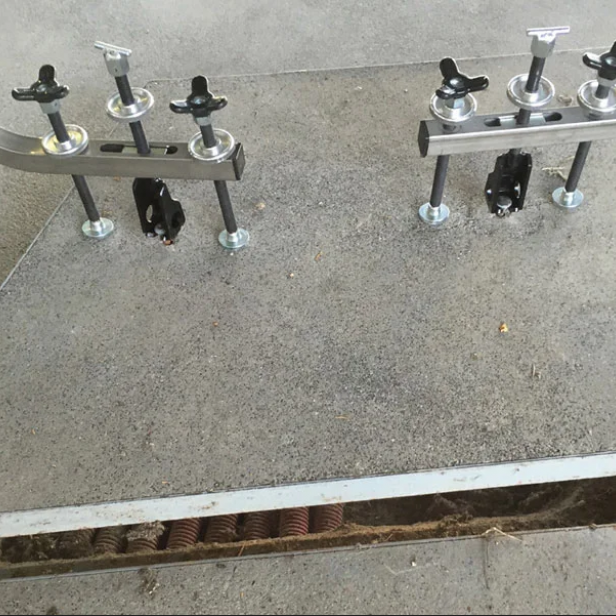 ITALIFTERS LB8 εργαλείο ανύψωσης Εργαλείο ανύψωσης ITALIFTERS LB8 σε χρήση LB8 ITALIFTERS για ανύψωση καπακιών φρεατίων