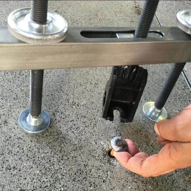 ITALIFTERS LB8 lifting tool ITALIFTERS LB8 tool in use LB8 ITALIFTERS for manhole cover lifting