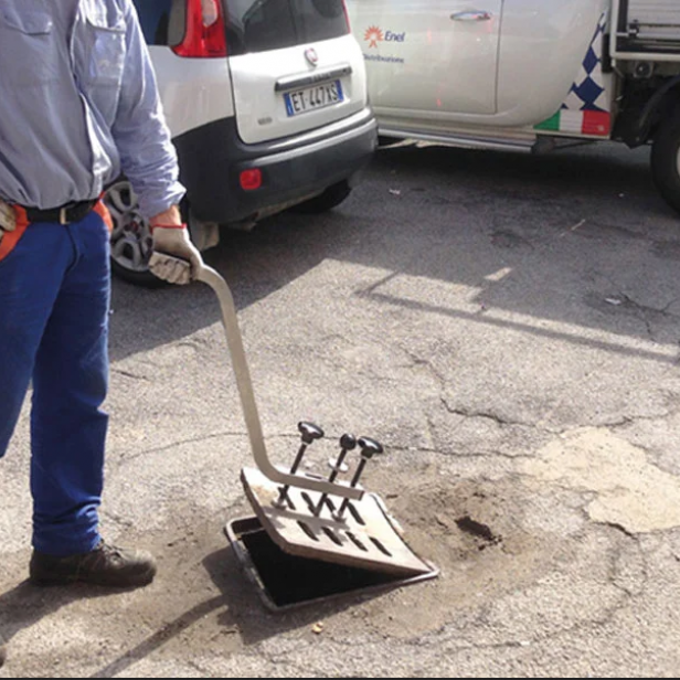 ITALIFTERS LB8 εργαλείο ανύψωσης Εργαλείο ανύψωσης ITALIFTERS LB8 σε χρήση LB8 ITALIFTERS για ανύψωση καπακιών φρεατίων