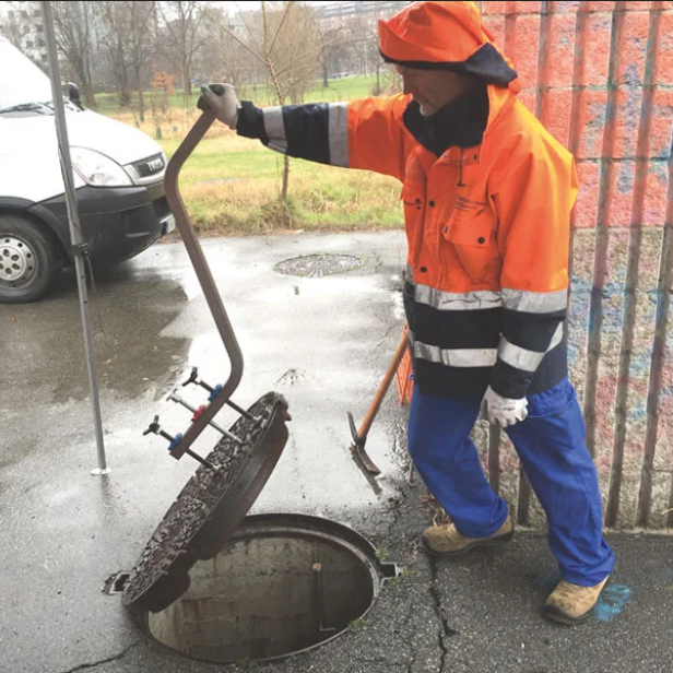 ITALIFTERS LB8 lifting tool ITALIFTERS LB8 tool in use LB8 ITALIFTERS for manhole cover lifting