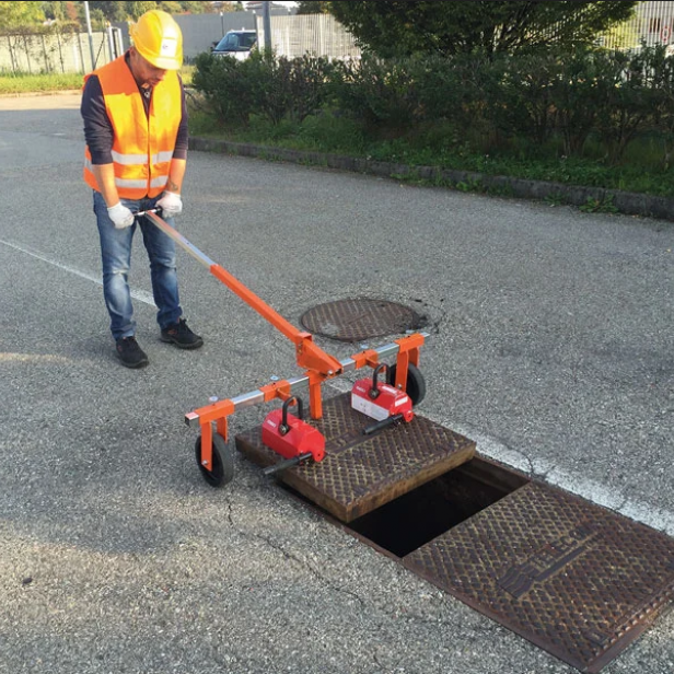 ITALIFTERS LK70 τροχοφόρος ανυψωτικός μοχλός για καλύμματα φρεατίων 1000 kg, εργονομικός, ασφαλής λειτουργία ITALIFTERS LK70 φορητός ανυψωτικός μοχλός φρεατίων, ανυψωτική ικανότητα 1000 kg, ελαφρύς, συμπαγής