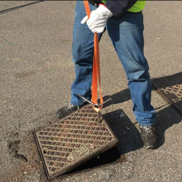 ITALIFTERS T3 PolyTool πολυεργαλείο T3 PolyTool ITALIFTERS για άνοιγμα καπακιών και φρεατίων σε χρήση Πολυεργαλείο ITALIFTERS T3 για φρεάτια