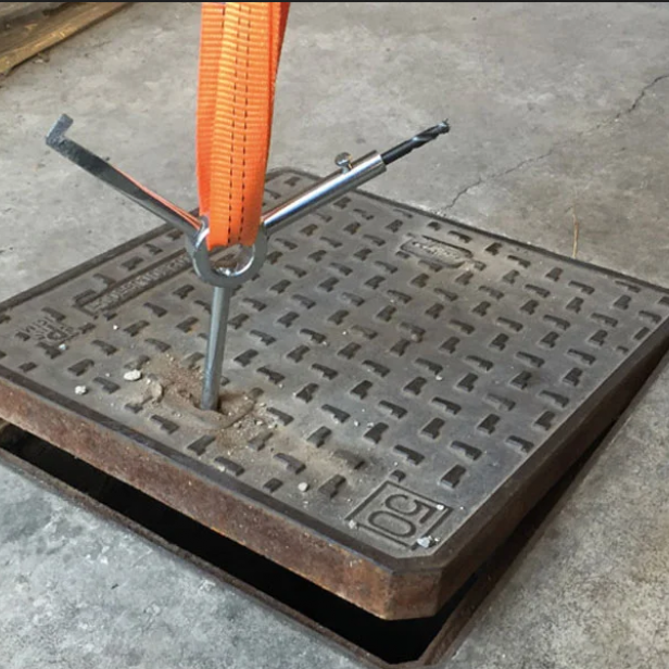 ITALIFTERS T3 PolyTool multi-tool T3 PolyTool ITALIFTERS for opening manhole covers in use ITALIFTERS T3 PolyTool for manholes