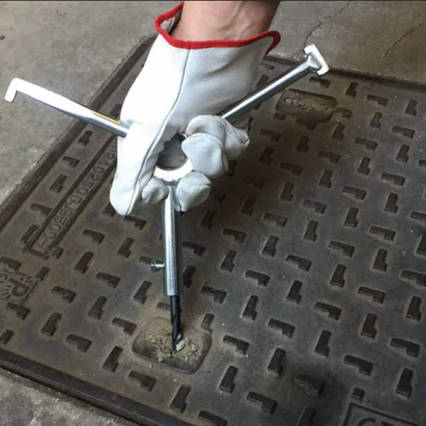 ITALIFTERS T3 PolyTool multi-tool T3 PolyTool ITALIFTERS for opening manhole covers in use ITALIFTERS T3 PolyTool for manholes