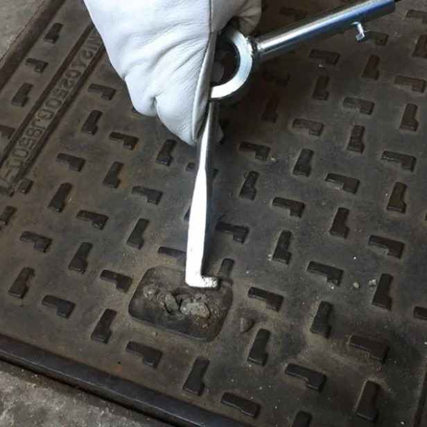 ITALIFTERS T3 PolyTool multi-tool T3 PolyTool ITALIFTERS for opening manhole covers in use ITALIFTERS T3 PolyTool for manholes
