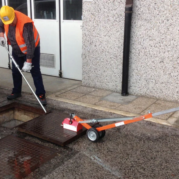 ITALIFTERS MZ120 impact tool ITALIFTERS MZ120 manhole cover lifter in use Impact tool MZ120 for jammed manhole covers