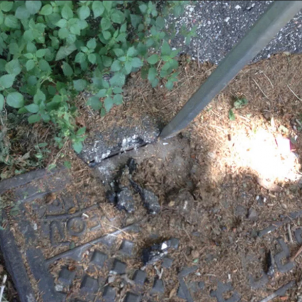 ITALIFTERS MZ120 impact tool ITALIFTERS MZ120 manhole cover lifter in use Impact tool MZ120 for jammed manhole covers