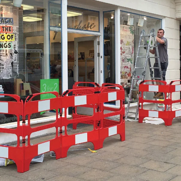ITALIFTERS SAFEGATE safety gate ITALIFTERS SAFEGATE in use ITALIFTERS SAFEGATE for open manholes