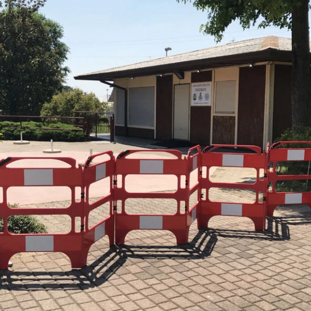 ITALIFTERS SAFEGATE Πλαστικό προστατευτικό φράγμα με τετράγωνο ή γραμμικό κλείσιμο ITALIFTERS SAFEGATE φράγμα ασφαλείας Φράγμα ITALIFTERS SAFEGATE σε χρήση ITALIFTERS SAFEGATE για ανοιχτά φρεάτια