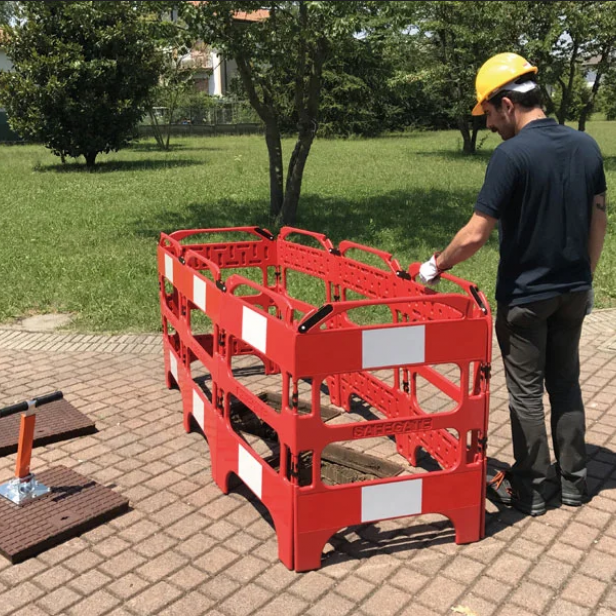 ITALIFTERS SAFEGATE safety gate ITALIFTERS SAFEGATE in use ITALIFTERS SAFEGATE for open manholes