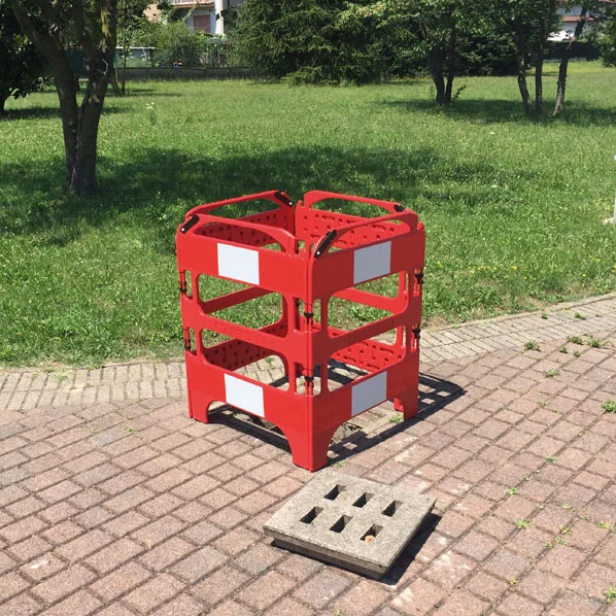 ITALIFTERS SAFEGATE Πλαστικό προστατευτικό φράγμα με τετράγωνο ή γραμμικό κλείσιμο ITALIFTERS SAFEGATE φράγμα ασφαλείας Φράγμα ITALIFTERS SAFEGATE σε χρήση ITALIFTERS SAFEGATE για ανοιχτά φρεάτια
