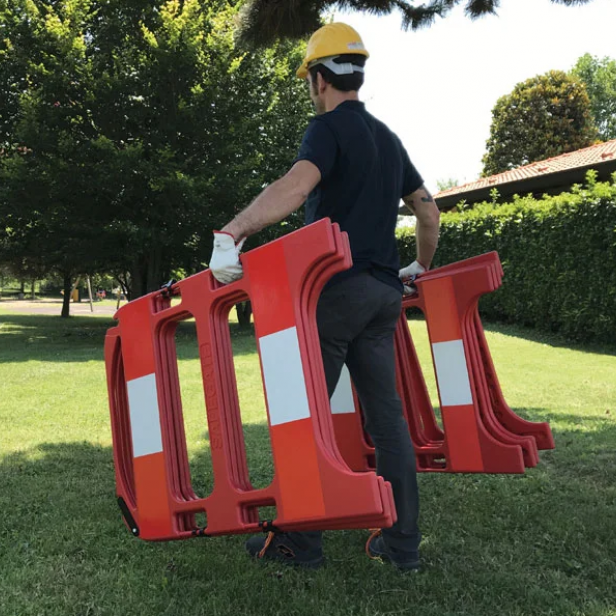 ITALIFTERS SAFEGATE Πλαστικό προστατευτικό φράγμα με τετράγωνο ή γραμμικό κλείσιμο ITALIFTERS SAFEGATE φράγμα ασφαλείας Φράγμα ITALIFTERS SAFEGATE σε χρήση ITALIFTERS SAFEGATE για ανοιχτά φρεάτια