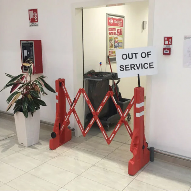 ITALIFTERS FLEXXI safety barrier ITALIFTERS FLEXXI barrier in use ITALIFTERS FLEXXI for safe area restriction