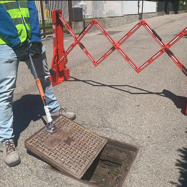 ITALIFTERS FLEXXI safety barrier ITALIFTERS FLEXXI barrier in use ITALIFTERS FLEXXI for safe area restriction