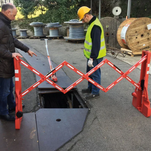 ITALIFTERS FLEXXI safety barrier ITALIFTERS FLEXXI barrier in use ITALIFTERS FLEXXI for safe area restriction