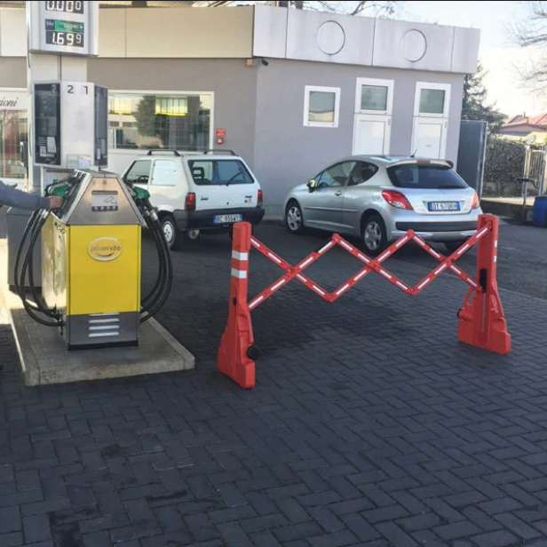 ITALIFTERS FLEXXI Επεκτάσιμο πλαστικό προστατευτικό φράγμα υψηλής ορατότητας ITALIFTERS FLEXXI φράγμα ασφαλείας Φράγμα ITALIFTERS FLEXXI σε χρήση ITALIFTERS FLEXXI για ασφαλή περιορισμό χώρων