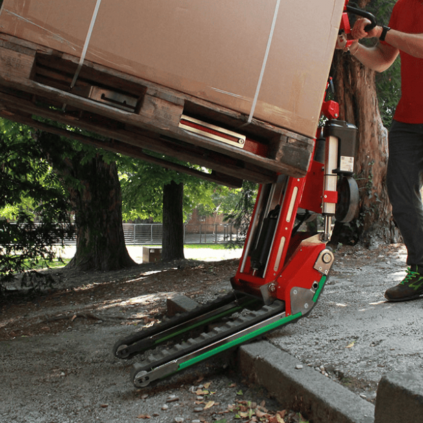 ZONZINI DOMINO PT ηλεκτρικό παλετοφόρο σκάλας 450 kg ZONZINI DOMINO PT ηλεκτρικό παλετοφόρο σκάλας 450 kg, ZONZINI DOMINO PT ηλεκτρικό ερπυστριοφόρο παλετοφόρο σκάλας, ZONZINI DOMINO PT παλετοφόρο για μεταφορά παλετών σε σκάλες, ZONZINI DOMINO PT ερπυστριοφόρο παλετοφόρο μεταφοράς φορτίων, ZONZINI DOMINO PT