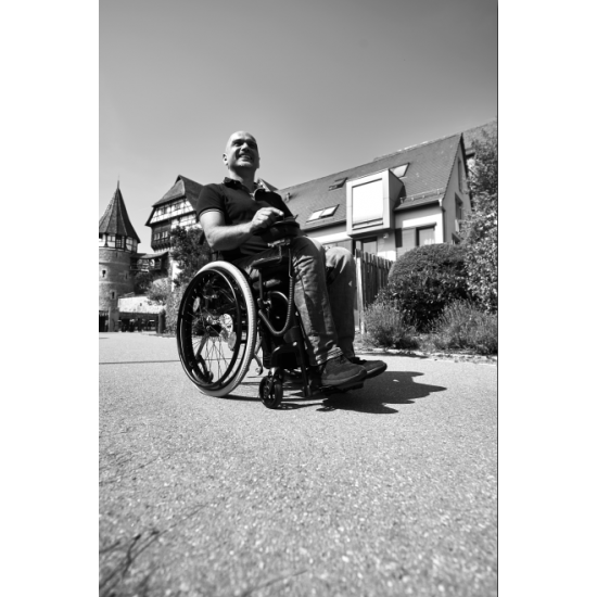 AAT MAX‑E Black Edition | Add-on electric power assist system with joystick for wheelchairs | 160 kg AAT MAX‑E Black Edition | Add-on electric power assist system with joystick for wheelchairs | 160 kg - Kapountalis