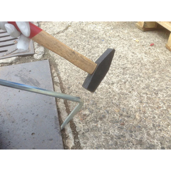 ITALIFTERS LB7 | Beak-Type Manhole Cover Lifting Tool ITALIFTERS LB7 | Beak-Type Manhole Cover Lifting Tool - Kapountalis