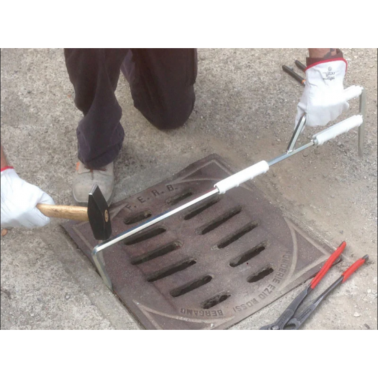 ITALIFTERS LB7 | Beak-Type Manhole Cover Lifting Tool ITALIFTERS LB7 | Beak-Type Manhole Cover Lifting Tool - Kapountalis
