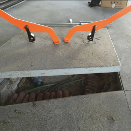 ITALIFTERS LB2 | Nail-Type Manhole Cover Lifting Tool