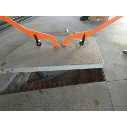 ITALIFTERS LB2 | Nail-Type Manhole Cover Lifting Tool