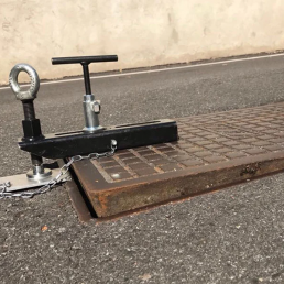 ITALIFTERS ES1 | Screw Extractor for the Realease f Blocked and Oxidized Manholes