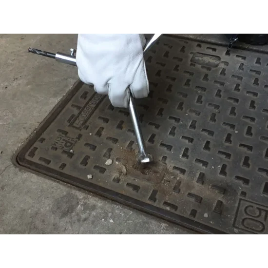 ITALIFTERS T3 PolyTool | Multi-Tool for Opening Manhole Covers - Kapountalis