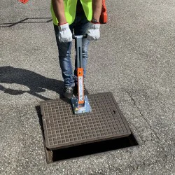 ITALIFTERS CL10 | Magnetic manhole cover lifter | 400 kg ITALIFTERS CL10 | Magnetic manhole cover lifter | 400 kg