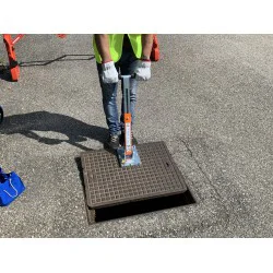 ITALIFTERS CL10 | Magnetic manhole cover lifter | 400 kg