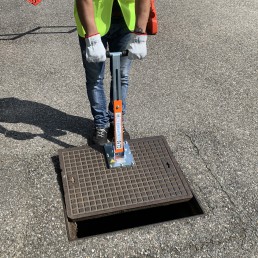 ITALIFTERS CL10 | Magnetic manhole cover lifter | 400 kg