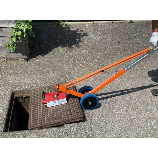 ITALIFTERS APS80 | Wheeled lifting lever for manhole covers | 600 kg ITALIFTERS APS80 | Wheeled lifting lever for manhole covers | 600 kg - Kapountalis